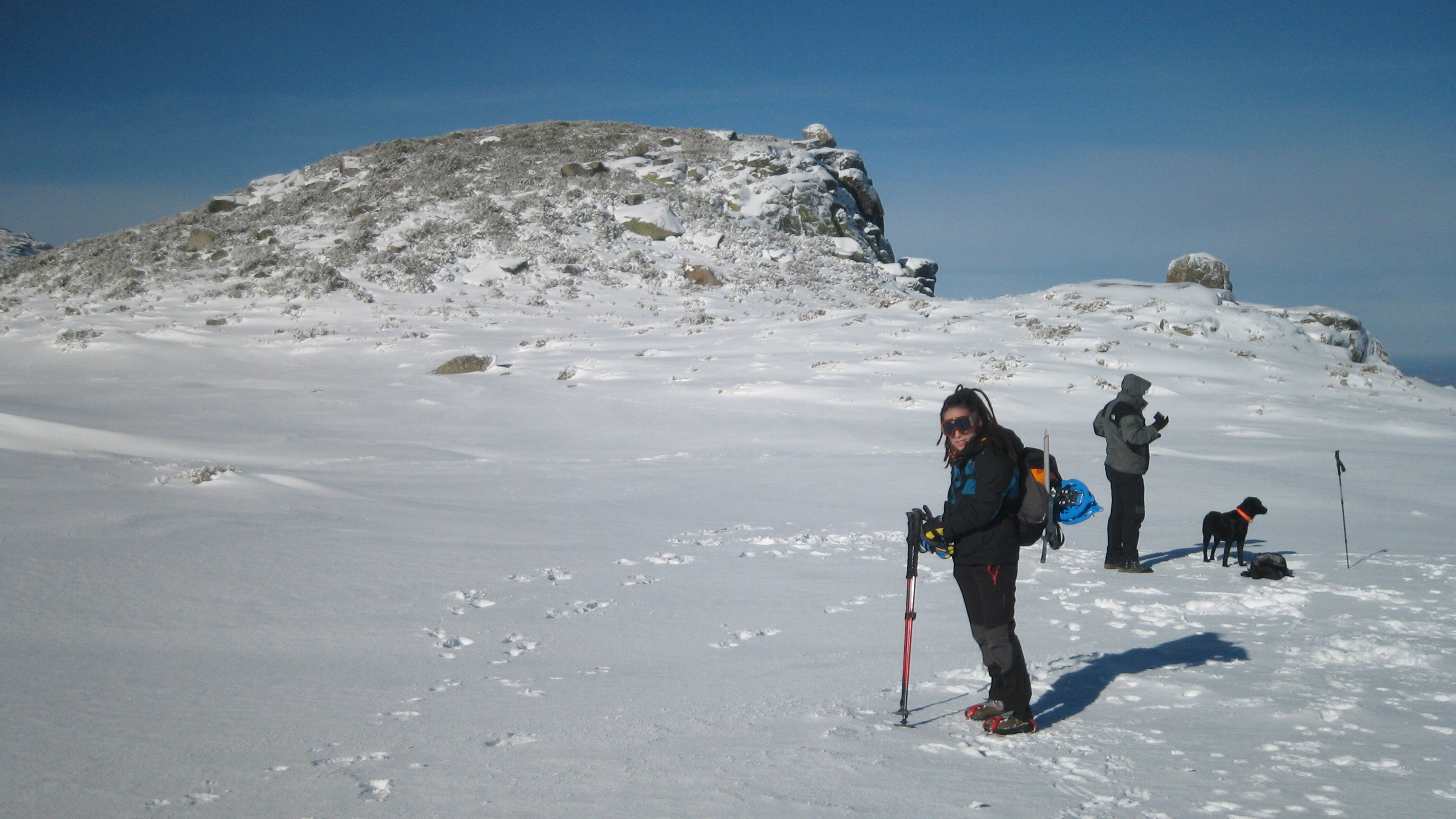 Llegando al Calvitero, ruta con raquetas de nieve por Gredos. 