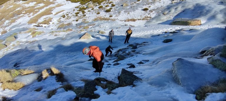 Curso Alpinismo sierra de Béjar Progreso por hielo con crampones y piolet